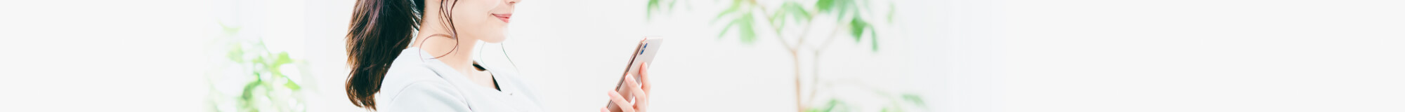 スマホでお相手検索をする婚活女性