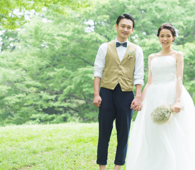 結婚式を挙げているカップル